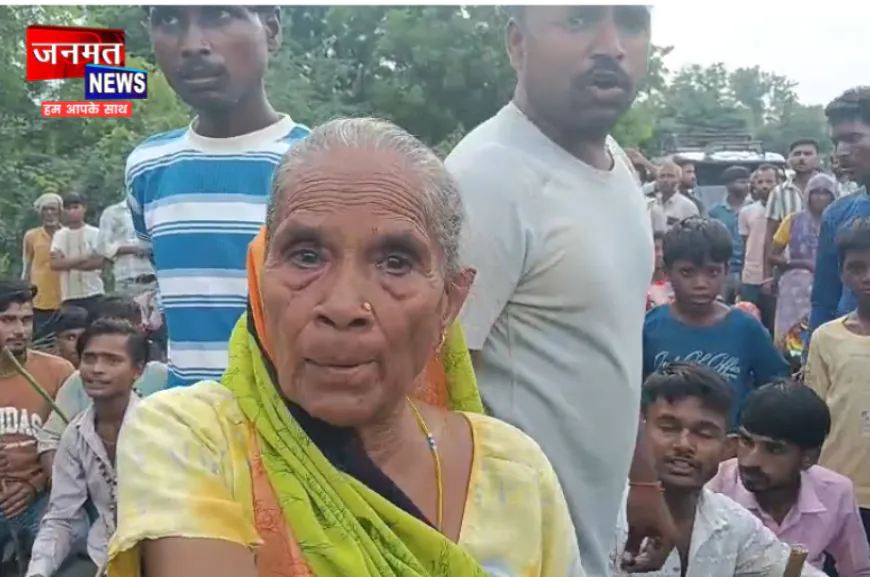 औरैया: पूर्व प्रधान के पुत्र पर आम रास्ते को क्षतिग्रस्त कराने का आरोप, नाराज ग्रामीणों ने किया सड़क जाम
