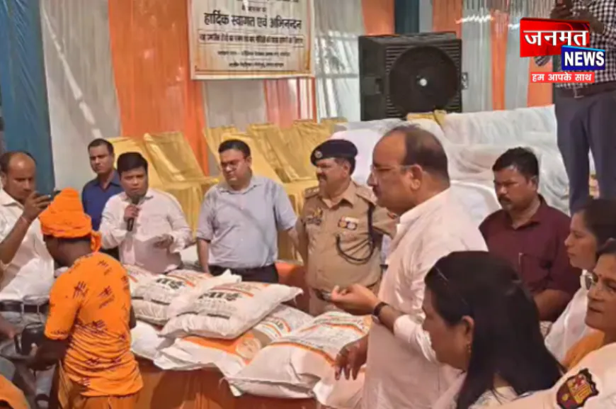 बहराइच: ट्रैक्टर-ट्राली से बाढ़ पीड़ितों के बीच पहुँचे योगी के मंत्री, वितरित किया राहत किट
