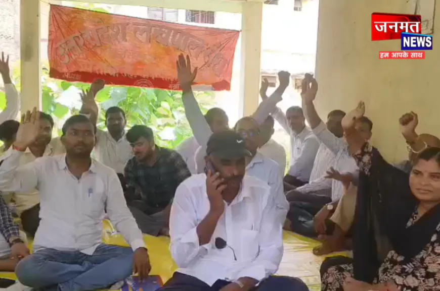 चन्दौली: चकिया तहसील में लेखपालों का धरना, एंटी करप्शन टीम के खिलाफ विरोध प्रदर्शन