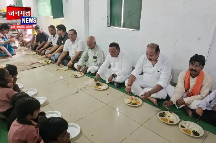 पीलीभीत: विधायक विवेक वर्मा ने बच्चों के साथ किया भोजन, परिषदीय विद्यालयों की व्यवस्थाओं का लिया जायजा