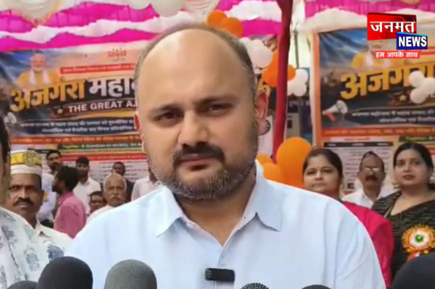 प्रतापगढ़: कटैया में ‘द अजगरा डिबेट’, बच्चों के बीच बैठ डीएम अभिषेक पांडे ने किया उत्साहवर्धन