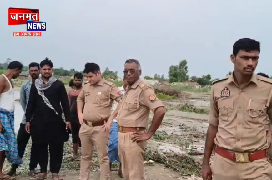 फर्रुखाबाद: जलस्तर कम होने से तेजी से हो रहा है कटान, मौके पर पहुंचे थानाध्यक्ष व लेखपाल