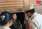 प्रतापगढ़ के पट्टी कस्बे में पारिवारिक विवाद पहुंचा थाने, पुलिस ने बहू-बेटे का घर में कराया प्रवेश