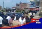 कौशाम्बी: अतीक अहमद के बेटे के काफिले में शामिल गाड़ियों को पुलिस ने रोका, किया चेकिंग