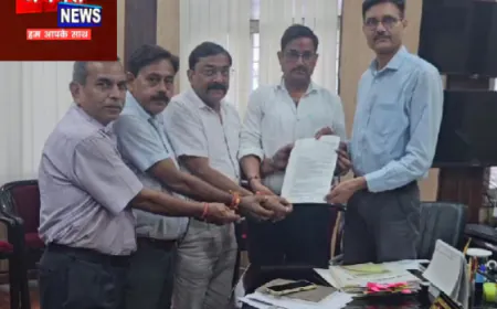 हाथरस: स्कूलों के सामने कीचड़ और दलदल पर ADHR ने उठाई आवाज, प्रभारी BSA को सौंपा ज्ञापन