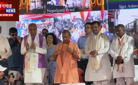 बहराइच: भारत नेपाल बॉर्डर से पहली रेल सेवा का संचालन शुरू, मुख्यमंत्री ने हरी झण्डी दिखाकर ट्रेन को किया रवाना