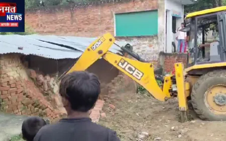 कौशांबी पटाखा फैक्ट्री ब्लास्ट: नौशाद की पत्नी के मकान से पटाखे और उपकरण बरामद, बुलडोजर से गिराया गया घर