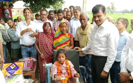 बलिया: दिव्यांग बच्ची के पढ़ाई के सपने को लगे पंख, डीएम ने किताबें और ट्राईसाइकिल देकर बढ़ाया हौसला