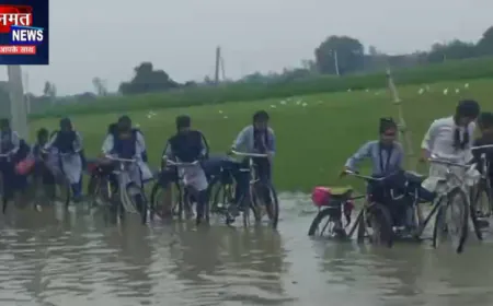 हरदोई में सड़क बनी तालाब, घुटनों तक पानी में स्कूल जाने को बच्चे मजबूर; खुली बदहाल व्यवस्था की पोल