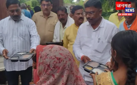 चंदौली: बाढ़ पीड़ितों के बीच पहुंचे विधायक रमेश जायसवाल, वितरित की राहत सामग्री