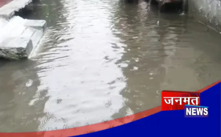 लखीमपुर खीरी: चार घंटे की मूसलाधार बारिश से नगर हुआ जलमग्न, बदहाल सफाई व्यवस्था पर लोगों में रोष