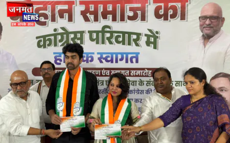 बलरामपुर: पूर्व IAS डॉ. राकेश वर्मा व एक्ट्रेस ज़ारा खान कांग्रेस में शामिल, प्रदेश अध्यक्ष ने किया स्वागत
