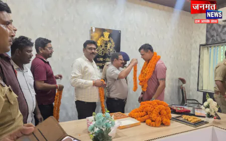 सोनौली कोतवाल महेंद्र कुमार मिश्रा की भावभीनी विदाई, व्यापारियों ने फूल-मालाओं से किया सम्मान