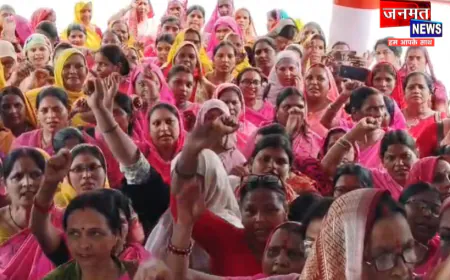 कुशीनगर: महिला आंगनबाड़ी का प्रदर्शन, संविदा परिषद में शामिल कर न्यूनतम मानदेय 18 हजार करने की मांग