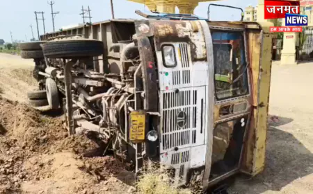 अलीगढ़ में खराब सड़क बनी हादसे का कारण, सड़क किनारे गहरी खाई में पलटा बियर से भरा ट्रक