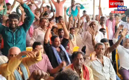 चंदौली में फल-सब्जी कारोबारियों का अनिश्चितकालीन धरना शुरू, वेंडिंग जोन बनाने की मांग