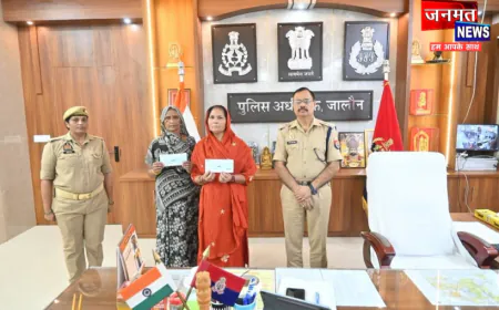 जालौन: शहीद पुलिसकर्मियों के परिजनों को पुलिस परिवार ने दी आर्थिक सहायता, सड़क दुर्घटना में हुए थे शहीद