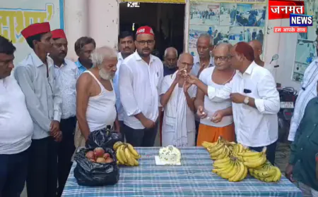 प्रतापगढ़: वृद्धाश्रम में केक काटकर व फल वितरित कर मनाया सांसद का जन्मदिन, स्वस्थ एवं दीर्घायु जीवन की कामना