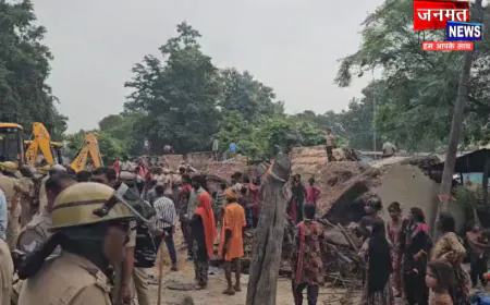 लखीमपुर खीरी के भीरा में चला बुलडोजर, हाईवे किनारे 50 से अधिक अवैध निर्माण ध्वस्त