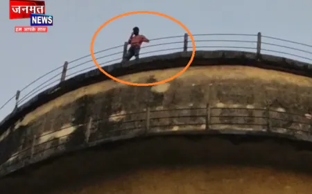 भदोही में आवास की मांग को लेकर पानी की टंकी पर चढ़ा ग्रामीण, पहले भी जता चुका है नाराजगी