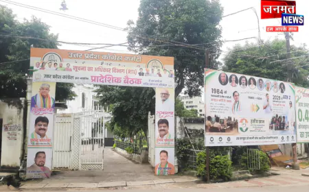 बलरामपुर: कांग्रेस मुख्यालय के बाहर दिखा अनोखा पोस्टर, राहुल गांधी को बताया 2029 का PM