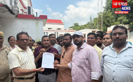 हरदोई में NHM संविदा कर्मचारियों का प्रदर्शन, नियमितीकरण और समान कार्य-समान वेतन की मांग; सौंपा ज्ञापन