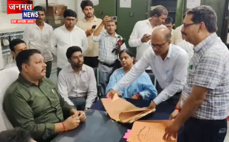 कुशीनगर के नवागत डीएम संजय चौहान ने संभाला कार्यभार, विकास कार्यों को देंगे प्राथमिकता