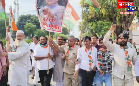 एटा: कांग्रेसियों ने फूंका CEC का पुतला, SIR में गड़बड़ी का आरोप लगाते हुए प्रदर्शन; पुलिस से झड़प