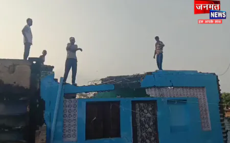 फर्रुखाबाद: भीषण बारिश से धंसी दो मंजिला मकान की नींव, प्रशासन ने खाली कराए आस-पास के भी घर