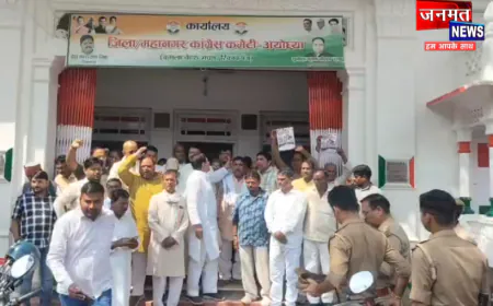अयोध्या में कांग्रेस का हल्लाबोल, CEC ज्ञानेश कुमार का फूंका पुतला; इस्तीफे की मांग