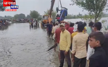 फर्रुखाबाद में बाढ़ का कहर, अचानक धंसी आरसीसी सड़क; 10 फीट गहरे पानी में गिरी ट्रैक्टर-ट्रॉली