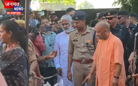 कुशीनगर में टूटा एपी तटबंध, बाढ़ के पानी से घिरे कई गांव; मौके पर खुद पहुंचे CM योगी
