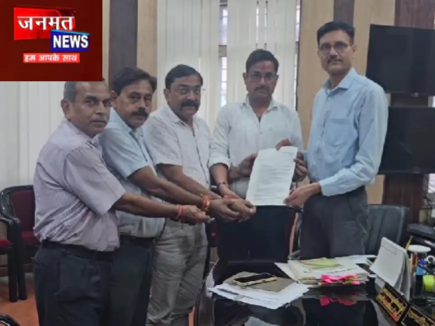 हाथरस: स्कूलों के सामने कीचड़ और दलदल पर ADHR ने उठाई आवाज, प्रभारी BSA को सौंपा ज्ञापन