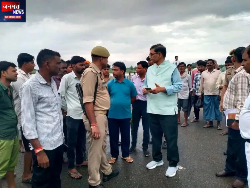 पीलीभीत: डीएम ने मोहम्मदगंज पुल की स्थिति का लिया जायजा, मार्ग बह जाने से दर्जनों गांव हुए हैं प्रभावित