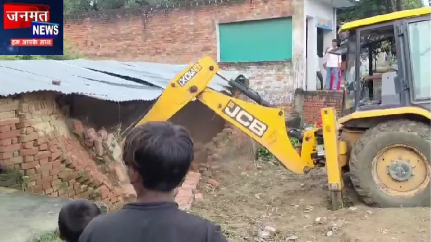 कौशांबी पटाखा फैक्ट्री ब्लास्ट: नौशाद की पत्नी के मकान से पटाखे और उपकरण बरामद, बुलडोजर से गिराया गया घर