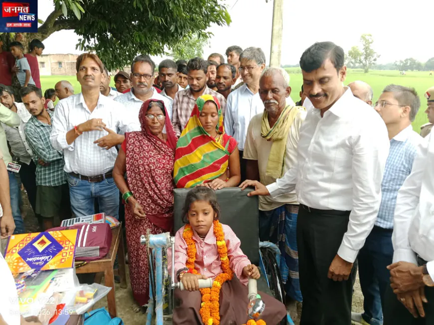 बलिया: दिव्यांग बच्ची के पढ़ाई के सपने को लगे पंख, डीएम ने किताबें और ट्राईसाइकिल देकर बढ़ाया हौसला