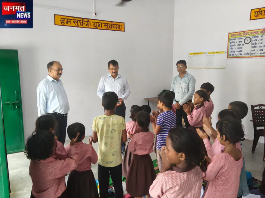 उरई के जिलाधिकारी ने प्राथमिक विद्यालय बघौरा का किया औचक निरीक्षण, बच्चों से संवाद कर स्वयं बने शिक्षक