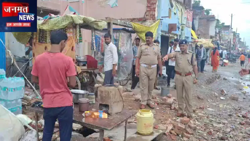 चंदौली: अतिक्रमण के खिलाफ चला पुलिस का अभियान, दुकानदारों और वाहन चालकों को दी गई चेतावनी