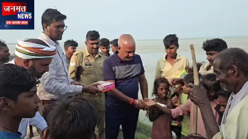 लखीमपुर खीरी: आधी रात को बाढ़ प्रभावित लोगों के बीच पहुंचे बीजेपी विधायक, प्रशासन को जमकर कोसा