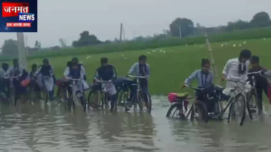 हरदोई में सड़क बनी तालाब, घुटनों तक पानी में स्कूल जाने को बच्चे मजबूर; खुली बदहाल व्यवस्था की पोल