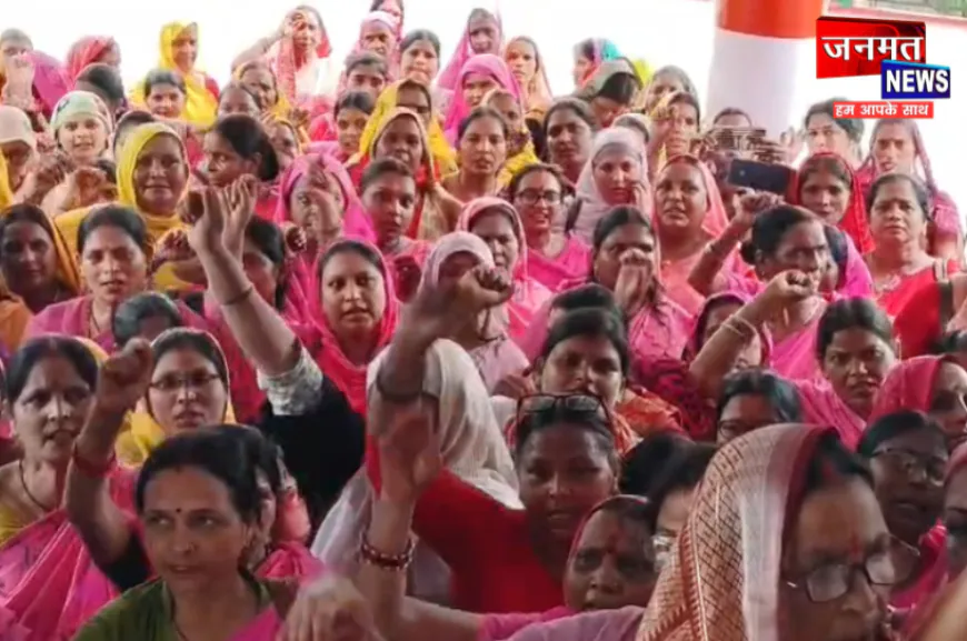 कुशीनगर: महिला आंगनबाड़ी का प्रदर्शन, संविदा परिषद में शामिल कर न्यूनतम मानदेय 18 हजार करने की मांग