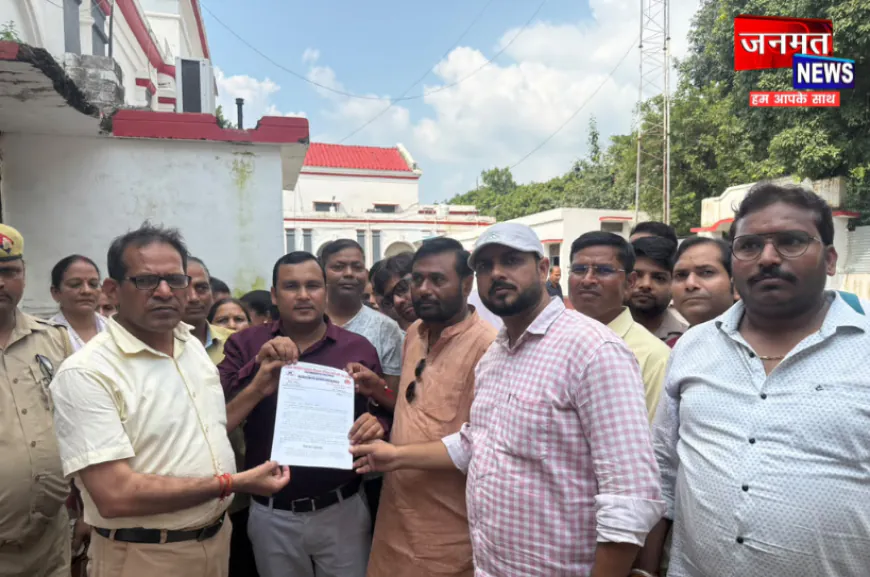 हरदोई में NHM संविदा कर्मचारियों का प्रदर्शन, नियमितीकरण और समान कार्य-समान वेतन की मांग; सौंपा ज्ञापन