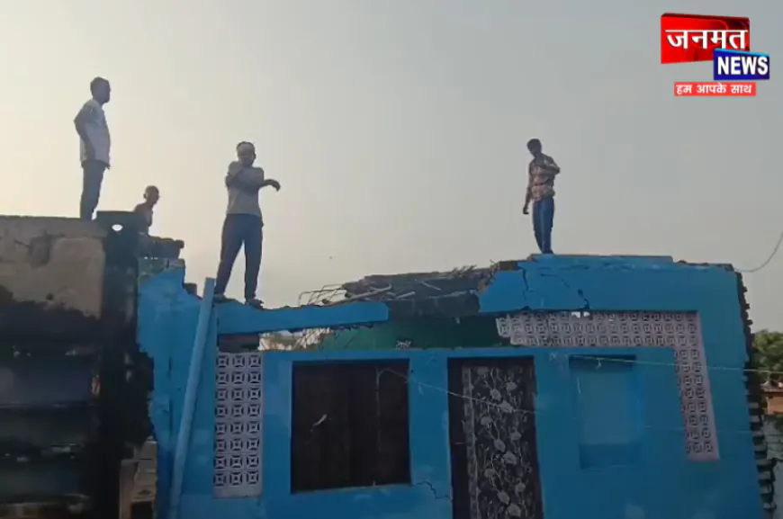 फर्रुखाबाद: भीषण बारिश से धंसी दो मंजिला मकान की नींव, प्रशासन ने खाली कराए आस-पास के भी घर