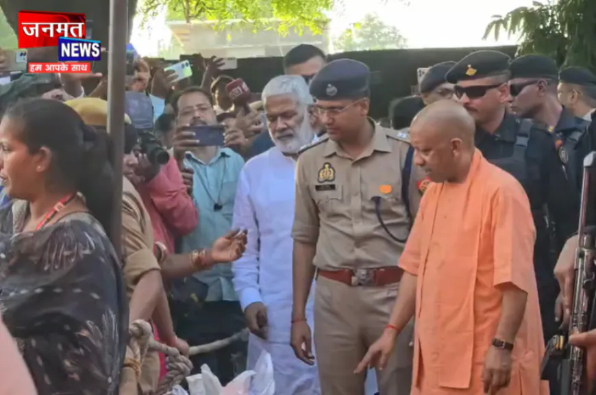 कुशीनगर में टूटा एपी तटबंध, बाढ़ के पानी से घिरे कई गांव; मौके पर खुद पहुंचे CM योगी