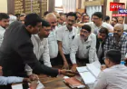 प्रतापगढ़: अधिवक्ता के दरवाजे पर रास्ते के चिन्हांकन को लेकर वकीलों में आक्रोश, प्रशासनिक कार्रवाई का विरोध