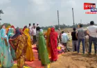 मिर्जापुर में रेलवे अंडरपास की मांग पर आर-पार की लड़ाई, रात में भी धरनास्थल पर डटे रहे ग्रामीण