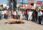 महराजगंज के नौतनवां में हिंदू रक्षा दल का प्रदर्शन, कॉकरोच जनता पार्टी का फूंका पुतला