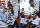 मुजफ्फरनगर CMO कार्यालय के बाहर धरने पर बैठे हिंदू संगठन के पदाधिकारी, स्वास्थ्य विभाग की कार्रवाई पर सवाल
