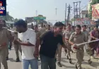 प्रतापगढ़: छात्रा से छेड़खानी के आरोप में दो युवक गिरफ्तार, पुलिस ने शहर में निकाला पैदल जुलूस