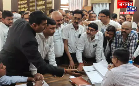 प्रतापगढ़: अधिवक्ता के दरवाजे पर रास्ते के चिन्हांकन को लेकर वकीलों में आक्रोश, प्रशासनिक कार्रवाई का विरोध